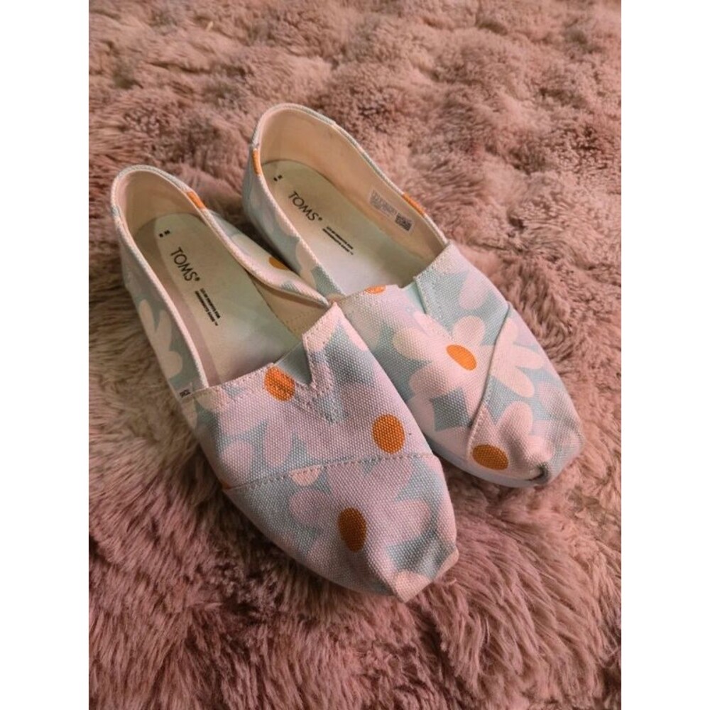 Light blue flower Toms